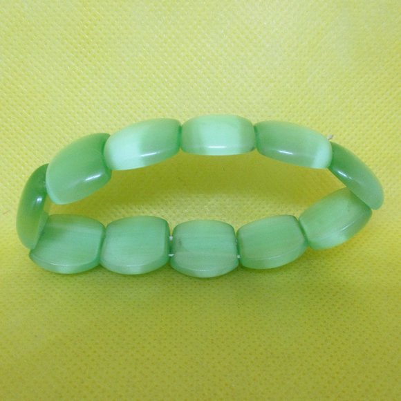 LARGE GLASS MOONGLOW Bracelet Large Green Oval Glass Moonglow Beaded 2 Elastic - Picture 8 of 9